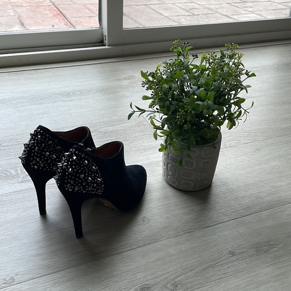 Black booties with studs in the back - Picture 3 of 4